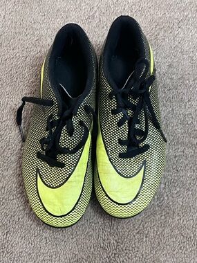 Nike Kids' Neon Yellow and Black Soccer Sneakers 1Y